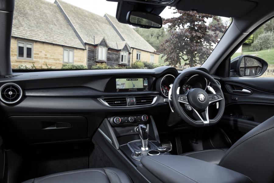 Интерьер Alfa Romeo Stelvio Nero Edizione (949) 2018 года  (UK) (фото 3 из 17)